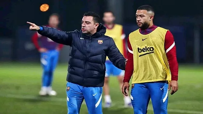 غياب ديباي يشعل التكهنات حول مستقبله مع برشلونة